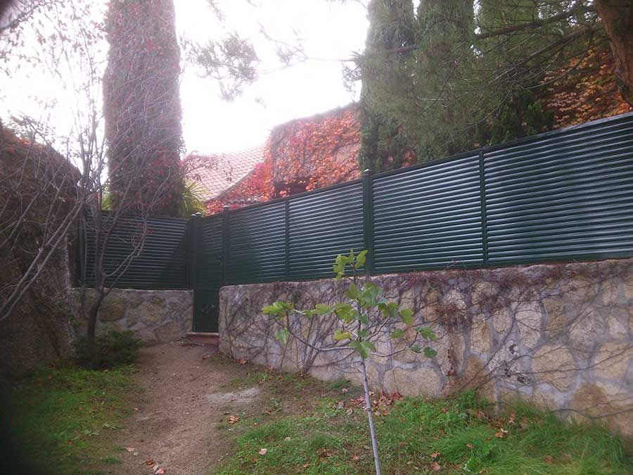 Cerrajería Epifanio Velasco zona verde con vallado