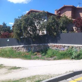Cerrajería Epifanio Velasco vallado con zona verde