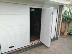 Cerrajería Epifanio Velasco puerta seccional de color blanco