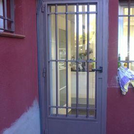 Cerrajería Epifanio Velasco puerta con reja marrón