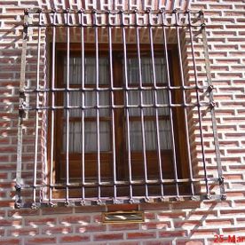 Cerrajería Epifanio Velasco ventana con reja marrón