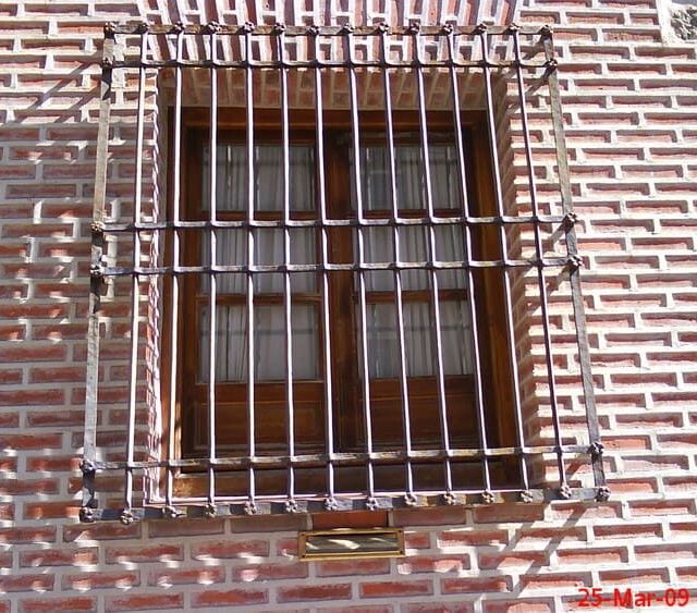 Cerrajería Epifanio Velasco ventana con reja marrón